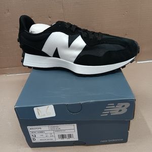 I am.selling a New pair of NEW BALANCE running g sneakers
